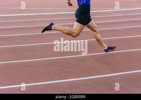 gambe atleta corridore maschile corsa sprint corsa Foto Stock