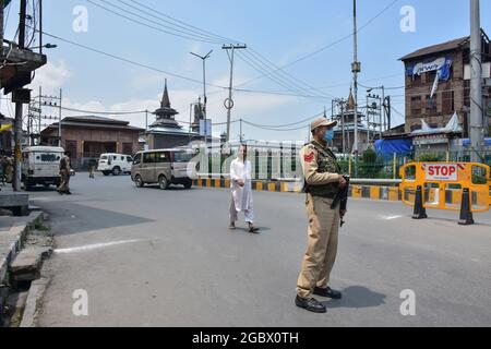 Sinagar, India. 05 agosto 2021. Un soldato si alza in guardia dopo un'esplosione avvenuta nei pressi della Grande Moschea, il secondo anniversario dell'abrogazione dello status autonomo e della statehood a Srinagar.un'esplosione si è svolta nei pressi della Grande Moschea giovedì, ma non sono state segnalate perdite di vita o lesioni, ha detto i funzionari. Hanno detto che l'esplosione, sospettata di essere un dispositivo esplosivo improvvisato (IED), ha avuto luogo intorno a mezzogiorno. L'esplosione si è svolta nel secondo anniversario dell'abrogazione dello status autonomo e dello stato. Credit: SOPA Images Limited/Alamy Live News Foto Stock