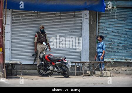 Sinagar, India. 05 agosto 2021. Un soldato si alza in guardia dopo un'esplosione avvenuta nei pressi della Grande Moschea, il secondo anniversario dell'abrogazione dello status autonomo e della statehood a Srinagar.un'esplosione si è svolta nei pressi della Grande Moschea giovedì, ma non sono state segnalate perdite di vita o lesioni, ha detto i funzionari. Hanno detto che l'esplosione, sospettata di essere un dispositivo esplosivo improvvisato (IED), ha avuto luogo intorno a mezzogiorno. L'esplosione si è svolta nel secondo anniversario dell'abrogazione dello status autonomo e dello stato. Credit: SOPA Images Limited/Alamy Live News Foto Stock