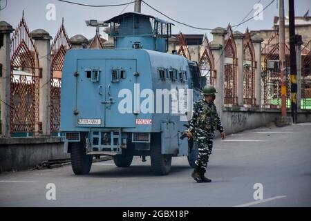 Un soldato si alza in guardia dopo un'esplosione avvenuta nei pressi della Grande Moschea, il secondo anniversario dell'abrogazione dello status autonomo e della statehood a Srinagar.un'esplosione si è svolta nei pressi della Grande Moschea giovedì, ma non sono state segnalate perdite di vita o lesioni, ha detto i funzionari. Hanno detto che l'esplosione, sospettata di essere un dispositivo esplosivo improvvisato (IED), ha avuto luogo intorno a mezzogiorno. L'esplosione si è svolta nel secondo anniversario dell'abrogazione dello status autonomo e dello stato. (Foto di Saqib Majeed/SOPA Images/Sipa USA) Foto Stock