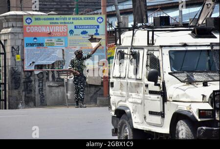 Un soldato si alza in guardia dopo un'esplosione avvenuta nei pressi della Grande Moschea, il secondo anniversario dell'abrogazione dello status autonomo e della statehood a Srinagar.un'esplosione si è svolta nei pressi della Grande Moschea giovedì, ma non sono state segnalate perdite di vita o lesioni, ha detto i funzionari. Hanno detto che l'esplosione, sospettata di essere un dispositivo esplosivo improvvisato (IED), ha avuto luogo intorno a mezzogiorno. L'esplosione si è svolta nel secondo anniversario dell'abrogazione dello status autonomo e dello stato. (Foto di Saqib Majeed/SOPA Images/Sipa USA) Foto Stock