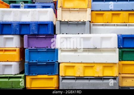 casse colorate in plastica per il trasporto e lo stoccaggio di pesce fresco Foto Stock