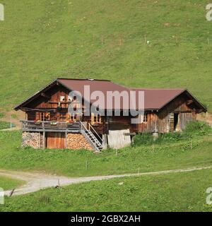 Piccola vecchia capanna in legno nelle Alpi svizzere. Foto Stock