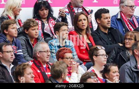 Monaco, Germania. 05 agosto 2021. ARCHIVFOTO : ex Fussballprofi, DFB Kapitaen Michael BALLACK, mit neuer Freundin, auf der Ehrentribuene, Ehrengaeste, Prominenz, PROMI, VIP, Kleidung, Jeans und Kindern Kinder Louis, Jordi, Emilio FC BAYERN Monaco di Baviera - FSV MAINZ 05 (2-0) Fussball 1. Bundesliga, Monaco di Baviera, em. 23.05.2015, 34.Spieltag, Saison 2014/2015, 1.Liga, 1.Bundesliga, FCB, Deutscher Meister Credit: Peter Schatz/Alamy Live News Foto Stock