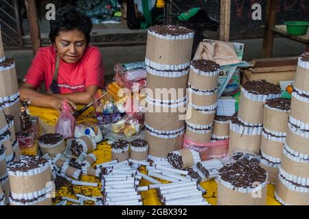 IQUITOS, PERÙ - 17 GIUGNO 2015: Venditore di sigarette sul mercato Belen a Iquitos Foto Stock