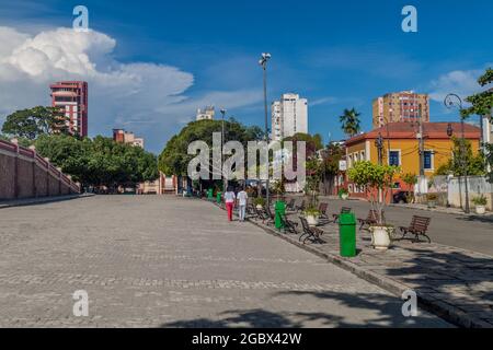 MANAUS, BRASILE - 26 LUGLIO 2015: La gente cammina lungo piazza Praca Sao Sebastiao a Manaus, Brasile Foto Stock