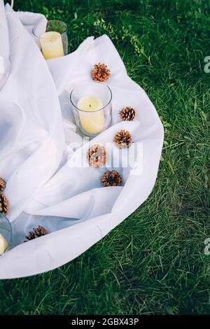 Un piatto di cibo che è seduto in erba Foto Stock