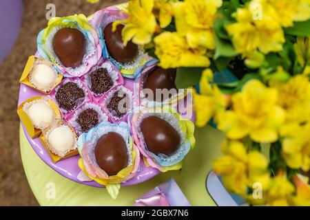 Dolci su un tavolo da festa per bambini. Caramelle e decorazioni sul tavolo - compleanno dei bambini. Foto Stock