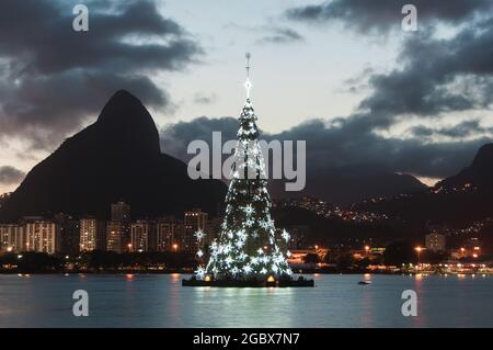 Albero di Natale a Rio de Janeiro, nel mezzo della laguna di Rodrigo de Freitas Foto Stock