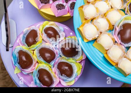 Dolci su un tavolo da festa per bambini. Caramelle e decorazioni sul tavolo - compleanno dei bambini. Foto Stock