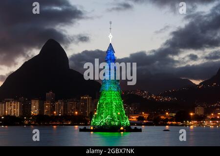 Albero di Natale a Rio de Janeiro, nel mezzo della laguna di Rodrigo de Freitas Foto Stock