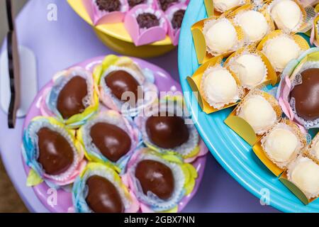 Dolci su un tavolo da festa per bambini. Caramelle e decorazioni sul tavolo - compleanno dei bambini. Foto Stock