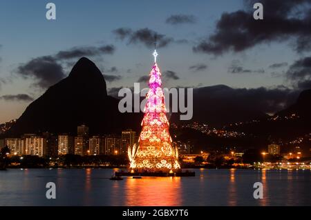 Albero di Natale a Rio de Janeiro, nel mezzo della laguna di Rodrigo de Freitas Foto Stock