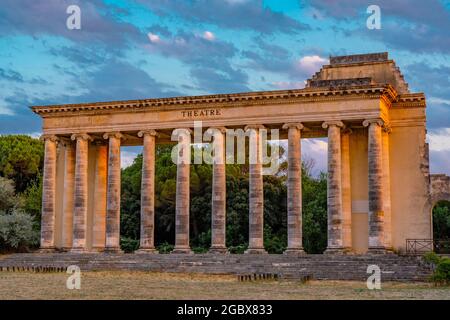 Vista esterna dell'antico teatro romano. Antico teatro all'aperto vicino a Nimes, Francia. Architettura e punto di riferimento di Roma. Foto di alta qualità Foto Stock