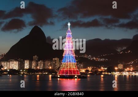 Albero di Natale a Rio de Janeiro, nel mezzo della laguna di Rodrigo de Freitas Foto Stock