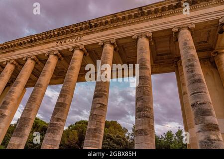 Vista esterna dell'antico teatro romano. Antico teatro all'aperto vicino a Nimes, Francia. Architettura e punto di riferimento di Roma. Foto di alta qualità Foto Stock