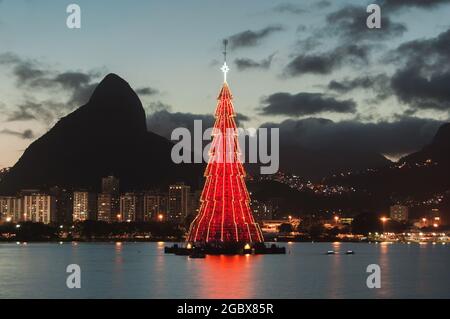Albero di Natale a Rio de Janeiro, nel mezzo della laguna di Rodrigo de Freitas Foto Stock
