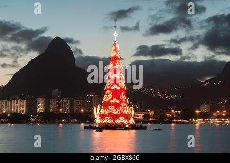 Albero di Natale a Rio de Janeiro, nel mezzo della laguna di Rodrigo de Freitas Foto Stock