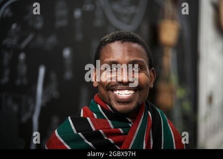 Il proprietario di affari sudafricano, Tapiwa Guzha, nella sua gelateria chiamata TAPI TAPI. TAPI TAPI è un ideofono bantu che significa dolce. Foto Stock