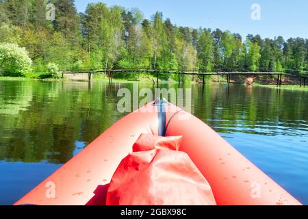 Primavera in tutta la sua gloria! Bellissimo fiume con rive forestali e alberi di betulla in fogliame fresco. La nebbia striscia sull'acqua come banda, brillante foschia alla luce del sole Foto Stock