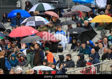 Manchester, Regno Unito. 05 agosto 2021. Gli ombrelli sono in su come le fermate di pioggia giocano a Manchester, Regno Unito il 8/5/2021. (Foto di Conor Molloy/News Images/Sipa USA) Credit: Sipa USA/Alamy Live News Foto Stock