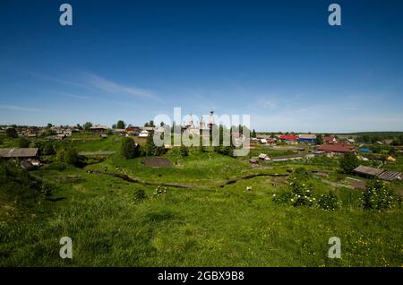 Vista generale del villaggio di Nenoksa. Bei templi, fiume e collina. Russia, regione di Arkhangelsk Foto Stock