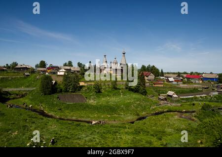 Vista generale del villaggio di Nenoksa. Bei templi, fiume e collina. Russia, regione di Arkhangelsk Foto Stock