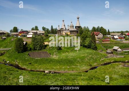 Vista generale del villaggio di Nenoksa. Bei templi, fiume e collina. Russia, regione di Arkhangelsk Foto Stock