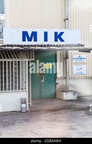 KOUROU, GUYANA FRANCESE - 4 AGOSTO 2015: Ingresso all'impianto di assemblaggio e lavorazione orizzontale del complesso di lancio Soyuz presso il Centre Spatial Guyanais Foto Stock