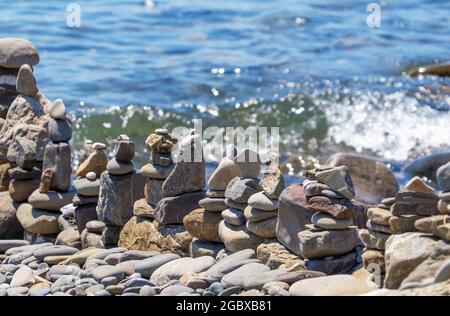 Piramidi di pietra disposte sulla riva Foto Stock