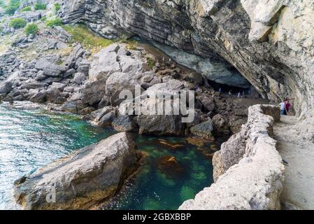 La grotta Pop di Golitsyn, Chaliapin è una grande grotta naturale, abbattuta dalle onde marine nella grotta di Koba - Kaya Mountain, vicino al villaggio di Novy Svet in Foto Stock