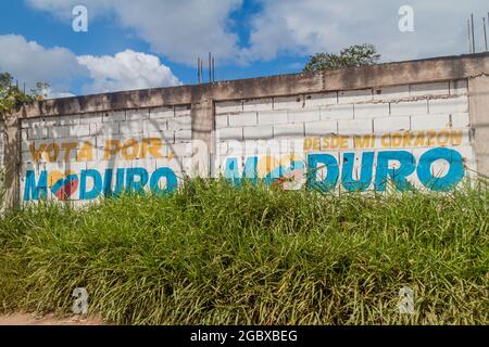 SANTA ELENA DE UAIREN, VENEZUELA - 12 AGOSTO 2015: Poster dipinti a mano a sostegno di Nicolas Maduro. Foto Stock