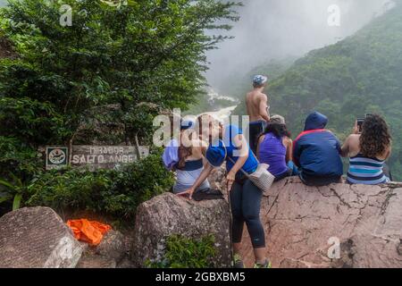 ANGEL FALLS, VENEZUELA - 16 AGOSTO 2015: I turisti guardano Angel Falls (Salto Angel), la cascata più alta del mondo (978 m), Venezuela Foto Stock