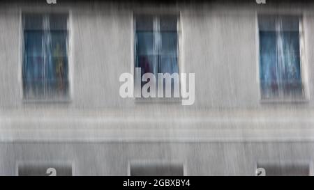 Tre finestre vecchie e sfocate con fiori colorati Foto Stock