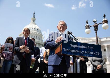 Washington, Stati Uniti d'America. 05 agosto 2021. Il senatore degli Stati Uniti Bob Menendez (democratico del New Jersey) parla con il senatore degli Stati Uniti Richard Blumenthal (democratico del Connecticut) ad una conferenza stampa sull'undicesimo settembre Transparency Act su Capitol Hill a Washington, DC, Stati Uniti il 5 agosto 2021. Credit: Aaron Schwartz/CNP/Sipa USA Credit: Sipa USA/Alamy Live News Foto Stock