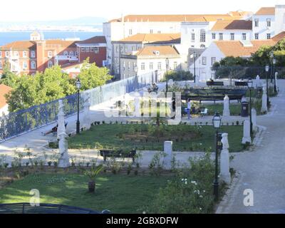 Lisboa, Lisboa Portogallo. 5 agosto 2021. (INT) movimento al punto di vista di Sao Pedro de Alcantara, a Lisbona. 5 agosto 2021, Lisbona, Portogallo: Movimento al punto di vista di Sao Pedro de Alcantara, considerato uno dei più affascinanti di Lisbona, questo pomeriggio di Giovedi (5), durante l'estate europea. (Credit Image: © Edson De Souza/TheNEWS2 via ZUMA Press Wire) Foto Stock