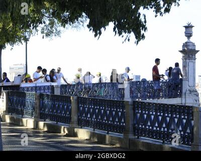 Lisboa, Lisboa Portogallo. 5 agosto 2021. (INT) movimento al punto di vista di Sao Pedro de Alcantara, a Lisbona. 5 agosto 2021, Lisbona, Portogallo: Movimento al punto di vista di Sao Pedro de Alcantara, considerato uno dei più affascinanti di Lisbona, questo pomeriggio di Giovedi (5), durante l'estate europea. (Credit Image: © Edson De Souza/TheNEWS2 via ZUMA Press Wire) Foto Stock