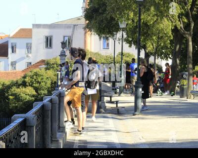 Lisboa, Lisboa Portogallo. 5 agosto 2021. (INT) movimento al punto di vista di Sao Pedro de Alcantara, a Lisbona. 5 agosto 2021, Lisbona, Portogallo: Movimento al punto di vista di Sao Pedro de Alcantara, considerato uno dei più affascinanti di Lisbona, questo pomeriggio di Giovedi (5), durante l'estate europea. (Credit Image: © Edson De Souza/TheNEWS2 via ZUMA Press Wire) Foto Stock