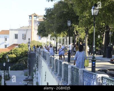 Lisboa, Lisboa Portogallo. 5 agosto 2021. (INT) movimento al punto di vista di Sao Pedro de Alcantara, a Lisbona. 5 agosto 2021, Lisbona, Portogallo: Movimento al punto di vista di Sao Pedro de Alcantara, considerato uno dei più affascinanti di Lisbona, questo pomeriggio di Giovedi (5), durante l'estate europea. (Credit Image: © Edson De Souza/TheNEWS2 via ZUMA Press Wire) Foto Stock