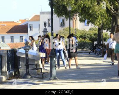 Lisboa, Lisboa Portogallo. 5 agosto 2021. (INT) movimento al punto di vista di Sao Pedro de Alcantara, a Lisbona. 5 agosto 2021, Lisbona, Portogallo: Movimento al punto di vista di Sao Pedro de Alcantara, considerato uno dei più affascinanti di Lisbona, questo pomeriggio di Giovedi (5), durante l'estate europea. (Credit Image: © Edson De Souza/TheNEWS2 via ZUMA Press Wire) Foto Stock