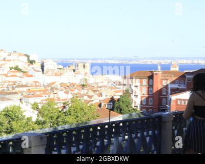 Lisboa, Lisboa Portogallo. 5 agosto 2021. (INT) movimento al punto di vista di Sao Pedro de Alcantara, a Lisbona. 5 agosto 2021, Lisbona, Portogallo: Movimento al punto di vista di Sao Pedro de Alcantara, considerato uno dei più affascinanti di Lisbona, questo pomeriggio di Giovedi (5), durante l'estate europea. (Credit Image: © Edson De Souza/TheNEWS2 via ZUMA Press Wire) Foto Stock