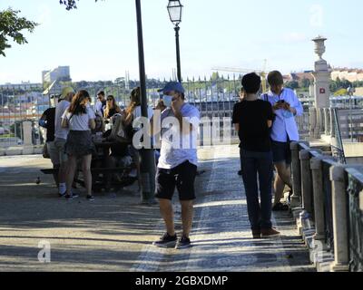 Lisboa, Lisboa Portogallo. 5 agosto 2021. (INT) movimento al punto di vista di Sao Pedro de Alcantara, a Lisbona. 5 agosto 2021, Lisbona, Portogallo: Movimento al punto di vista di Sao Pedro de Alcantara, considerato uno dei più affascinanti di Lisbona, questo pomeriggio di Giovedi (5), durante l'estate europea. (Credit Image: © Edson De Souza/TheNEWS2 via ZUMA Press Wire) Foto Stock