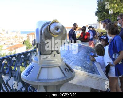 Lisboa, Lisboa Portogallo. 5 agosto 2021. (INT) movimento al punto di vista di Sao Pedro de Alcantara, a Lisbona. 5 agosto 2021, Lisbona, Portogallo: Movimento al punto di vista di Sao Pedro de Alcantara, considerato uno dei più affascinanti di Lisbona, questo pomeriggio di Giovedi (5), durante l'estate europea. (Credit Image: © Edson De Souza/TheNEWS2 via ZUMA Press Wire) Foto Stock