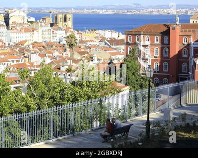 Lisboa, Lisboa Portogallo. 5 agosto 2021. (INT) movimento al punto di vista di Sao Pedro de Alcantara, a Lisbona. 5 agosto 2021, Lisbona, Portogallo: Movimento al punto di vista di Sao Pedro de Alcantara, considerato uno dei più affascinanti di Lisbona, questo pomeriggio di Giovedi (5), durante l'estate europea. (Credit Image: © Edson De Souza/TheNEWS2 via ZUMA Press Wire) Foto Stock