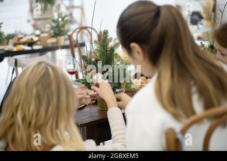 Master class sulla decorazione di un albero di Natale organico con elementi decorativi naturali e la creazione di una composizione festosa. Il trend del nuovo anno è zero Foto Stock