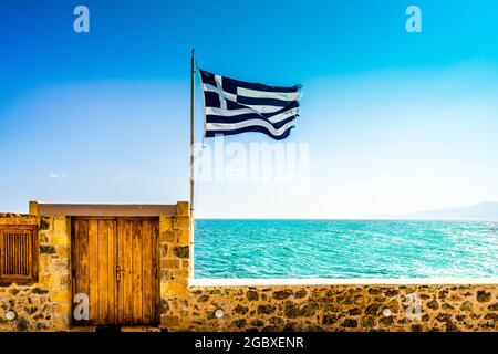 Vista panoramica del mare contro il cielo e bandiera greca Foto Stock