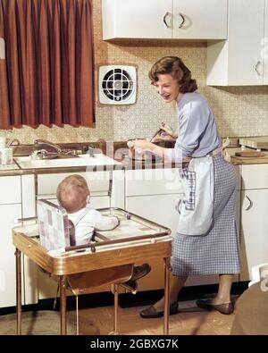 1950 DONNA MADRE IN CUCINA CASALINGA PENTOLA DI COTTURA SU PIANO DI COTTURA SORRIDENDO AL BAMBINO BAMBINO IN SEGGIOLONE - H1665C HAR001 HARS INSIEME INTERNI MOBILI PER BAMBINI MOM STORIA INTERNA PENTOLA PIANO COTTURA NOSTALGICO CUOCO COPPIA COLORE RELAZIONE MADRI CHEF VECCHIO TEMPO NOSTALGIA SEDIE VECCHIO MODO 1 FAMIGLIA GIOVANILE GIOVANE ADULTO BAMBINO FIGLI STILE DI VITA PARENTING FEMMINE RELAZIONE GROWNUP SALUBRITÀ HOME VITA PREPARAZIONE COPIA SPAZIO AMICIZIA LUNGHEZZA INTERA MEZZA-LUNGHEZZA SIGNORE FIGLIE PERSONE CRESCIUTE PRENDERSI CURA DI MASCHI INGREDIENTI UTENSILI SINGOLO GENITORE CASALINGA GENITORI SINGOLI PERSONE STORIA MATERNA FELICITÀ SEGGIOLONE CASALINGHE NUTRIRE Foto Stock