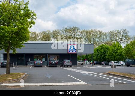 LA FLECHE, FRANCIA - 21 luglio 2021: Una vista di ALDI Front Store facciata di Shop con Logo Signage a Fleche, ALDI è famoso marchio per i prezzi bassi e no-fr Foto Stock