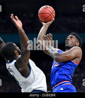 San Antonio, Stati Uniti. 26 Marzo 2018. Silvio De Sousa del Kansas, a destra, mette un colpo contro l'Eric Paschall di Villanova durante una semifinale nazionale del torneo NCAA il 31 marzo 2018, all'Alamodome di San Antonio, Texas. (Foto di Allison Long/The Kansas City Star/TNS/Sipa USA) Credit: Sipa USA/Alamy Live News Foto Stock