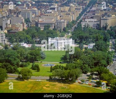 VISTA AEREA DEGLI ANNI '60 LA CASA BIANCA L'ELLISSE CHE CIRCONDA I TERRENI E LE ALI EST E OVEST CHE GUARDANO A NORTH WASHINGTON DC USA - KR8056 KRU001 HARS E DISTRETTO DI COLUMBIA POLITICA PRESIDENZIALE CAPITALE IMMOBILIARE CONCETTO CHE CIRCONDA LE STRUTTURE CONCETTUALI RESIDENCE EDIFICIO CONCETTI SIMBOLICI WEST WING VISTA AEREA QUARTIERE FEDERALE DI RAPPRESENTANZA IN VECCHIO STILE Foto Stock